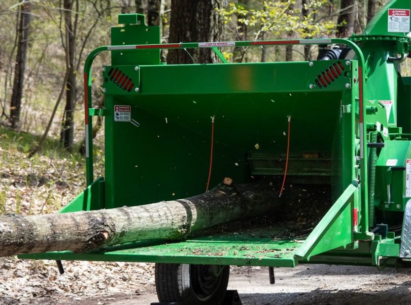 Browse Specs and more for the INTIMIDATOR™ 12X Towable Hand-Fed Chipper - Bobcat of Huntsville